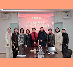 Zheng Xiaoyan, presidenta de la Asociación Provincial de Mujeres Empresarias, y su delegación visitaron VSEE para una inspección.